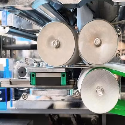 Máquina empacadora de pañuelos húmedos, servilletas húmedas y toallitas húmedas con etiquetado de punzonado automático servoaccionado de alta velocidad